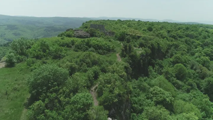 Руины средневековой крепости Мангуп-Кале в Крыму с дрона