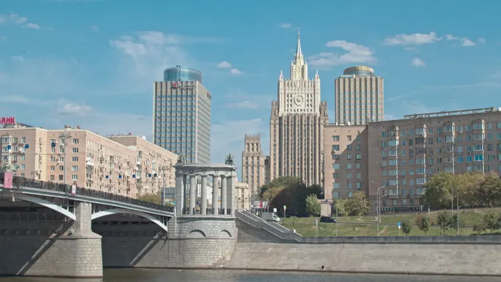 Москва: Бородинский мост и здание МИД над рекой