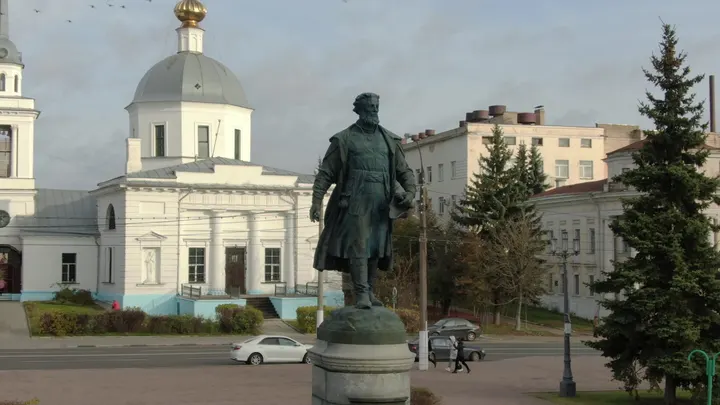 Памятник Афанасию Никитину в Твери на фоне храма