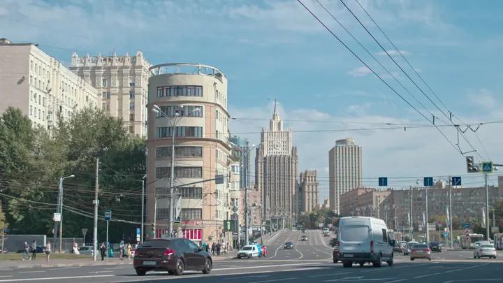 Москва, автомобильный поток на проспекте среди высоток