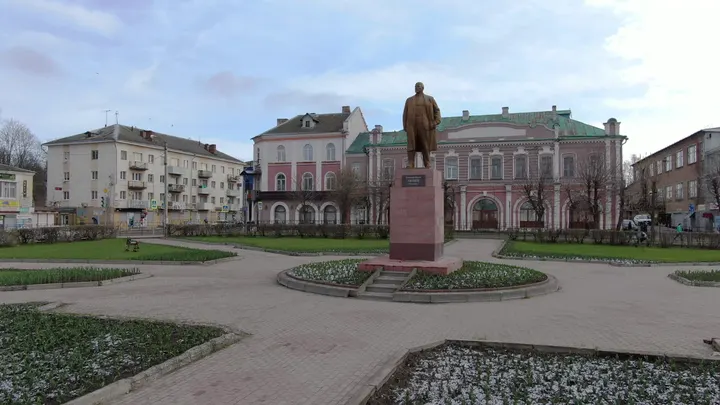 Памятник В. И. Ленину в центре Рославля с высоты