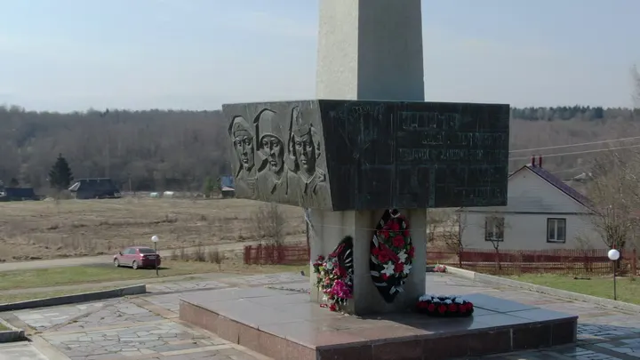 Вязьма: Военный мемориал с обелиском в Вязьме