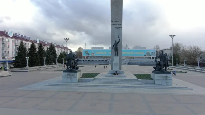 Брянск: Памятник-монумент воинской и партизанской славы