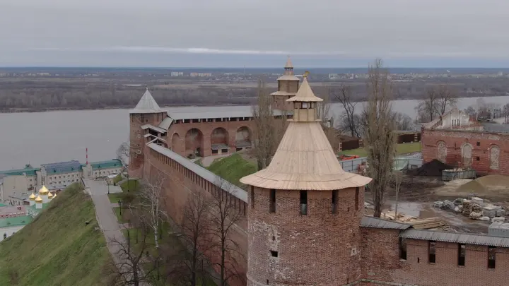 Нижний Новгород: Нижегородский кремль над Волгой с высоты