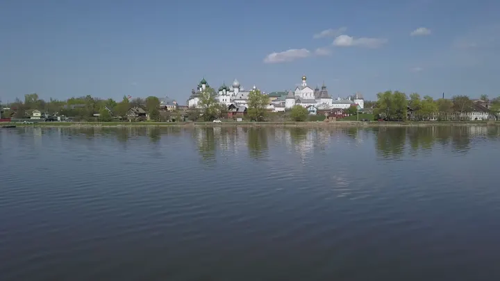 Ростов великий: Ростов Великий с высоты: Ростовский кремль над озером Неро