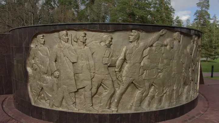 Брянск: каменный барельеф с фигурами в парке