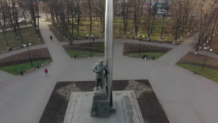 Калуга: Памятник К. Э. Циолковскому в сквере Мира с высоты
