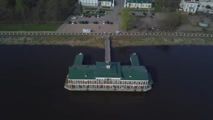 Кострома: Теплоход у причала на набережной Костромы