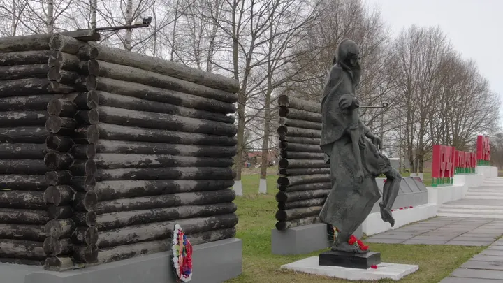 Мемориальная скульптура с венками в Ржеве