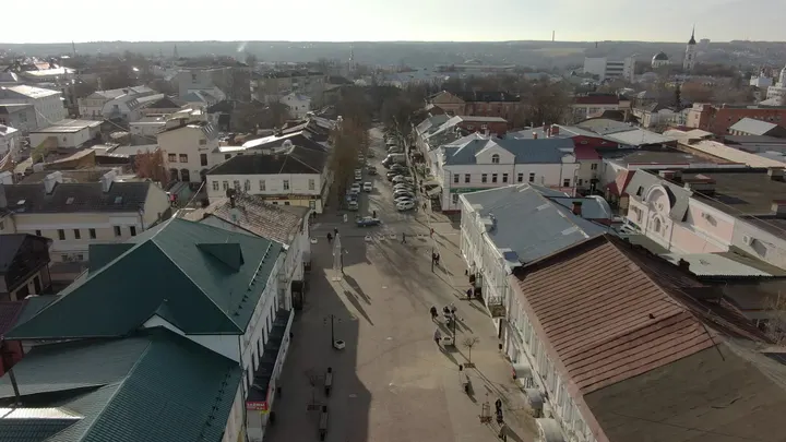 Калуга, вид с дрона на пешеходную улицу и центр города