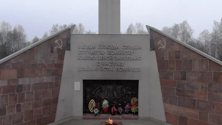 Военный мемориал с вечным огнём зимой в Смоленске с высоты
