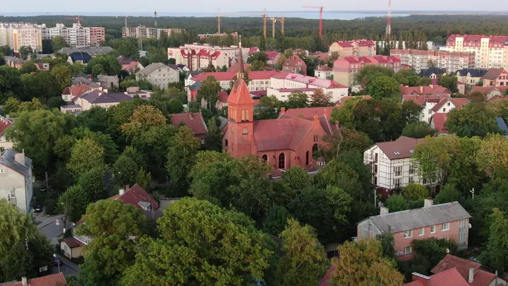 Куршская коса: аэросъёмка краснокирпичной церкви среди домов