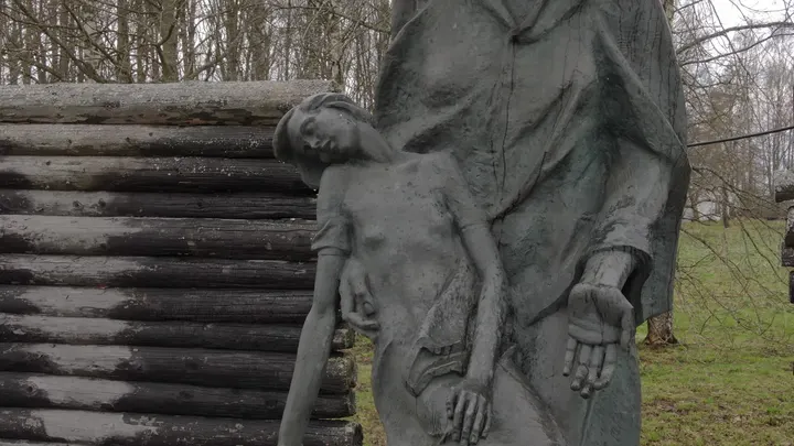 Скульптура скорбящей женщины с ребёнком в Ржеве