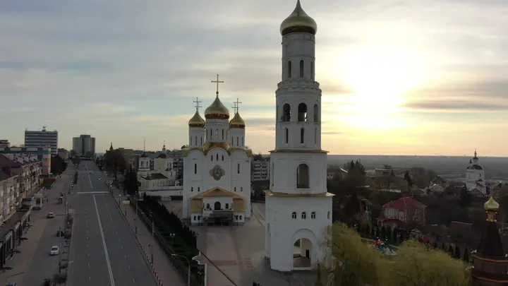 Аэросъёмка Троицкого кафедрального собора в Брянске на закате
