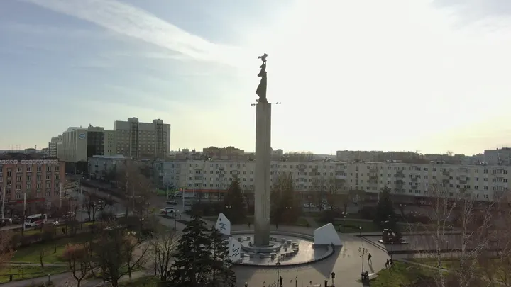 Калуга: Городской монумент и панорама Калуги с высоты