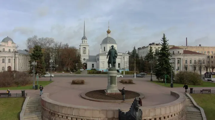 Памятник Михаилу Тверскому на площади в Твери