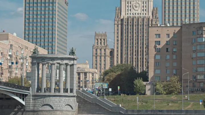 Москва: здание МИД России и Смоленский метромост