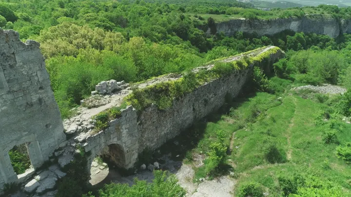 Руины крепости в Крыму с высоты дрона