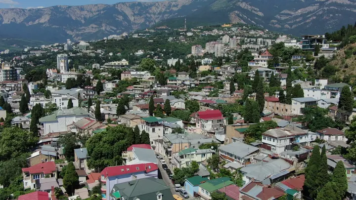 Крым: панорама Ялты и Массандровского пляжа с дрона