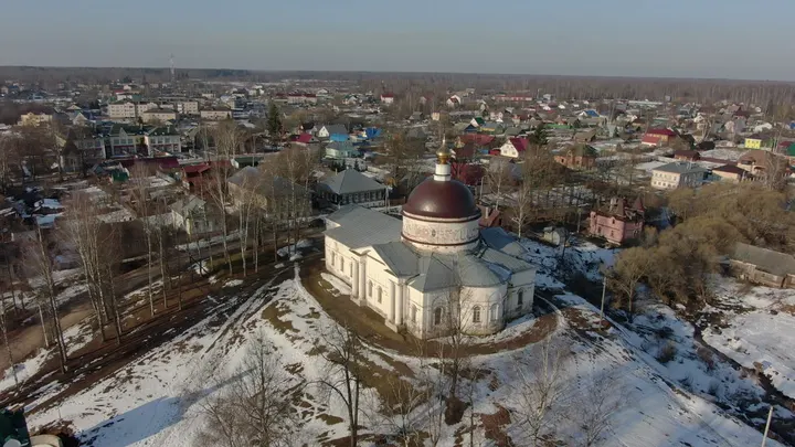 Мышкин: Успенский собор с высоты над зимним городом