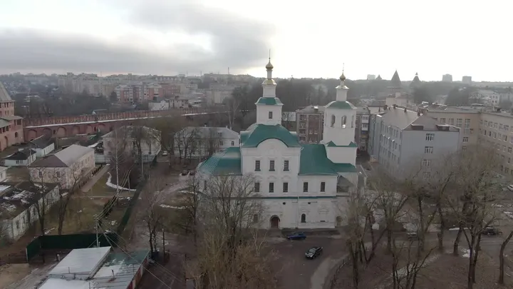 Смоленск — Смоленская крепостная стена и храм с дрона