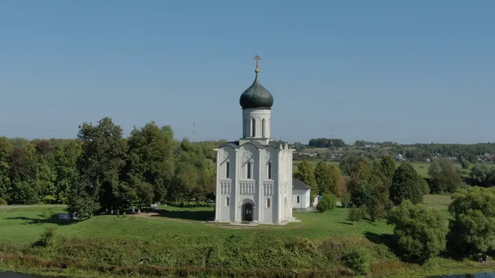 Церковь Покрова на Нерли во Владимире с высоты