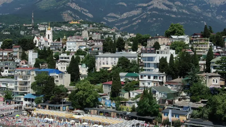 Крымская панорама побережья, пляжа и горных склонов