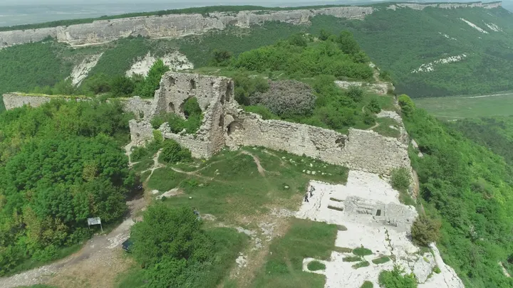Руины крепости Мангуп-Кале на горном плато в Крыму
