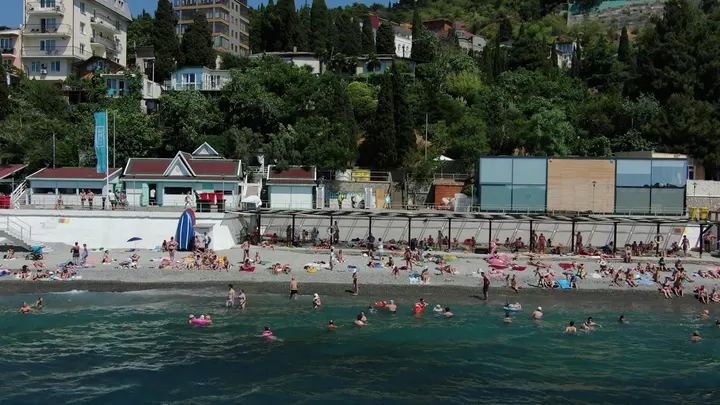Крым: Массандровский пляж, море и курортные склоны
