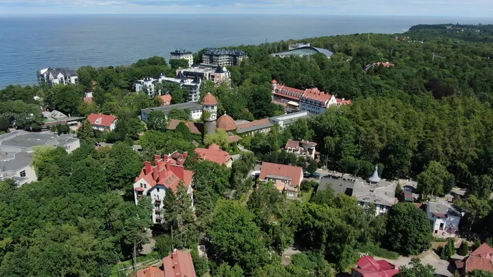 Вид с дрона на водонапорную башню в Светлогорске