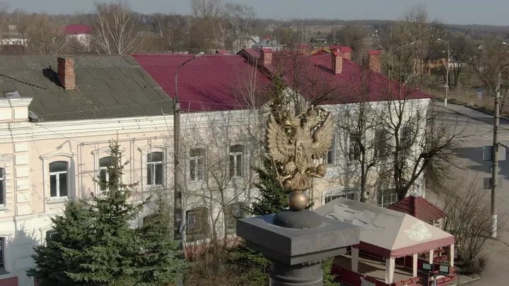 Вязьма: стела «Город воинской славы» над городской застройкой