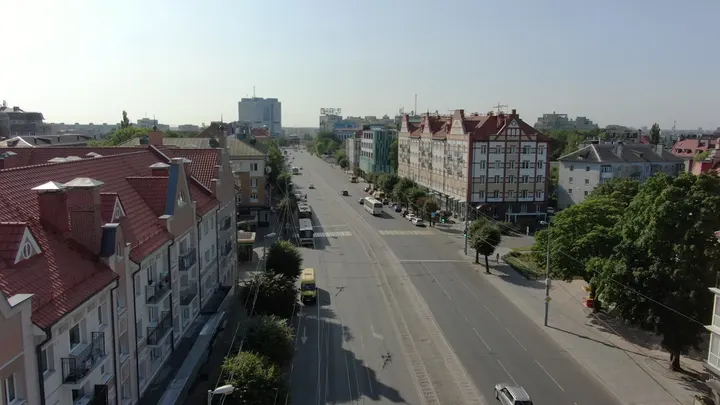 Калининград с высоты: панорама городской улицы