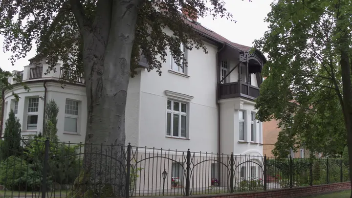 Калининград, фасад особняка за металлической оградой