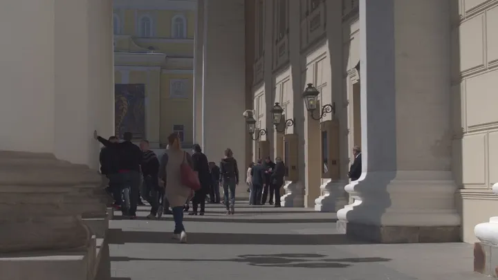Москва: Прохожие у колоннады классического здания в Москве