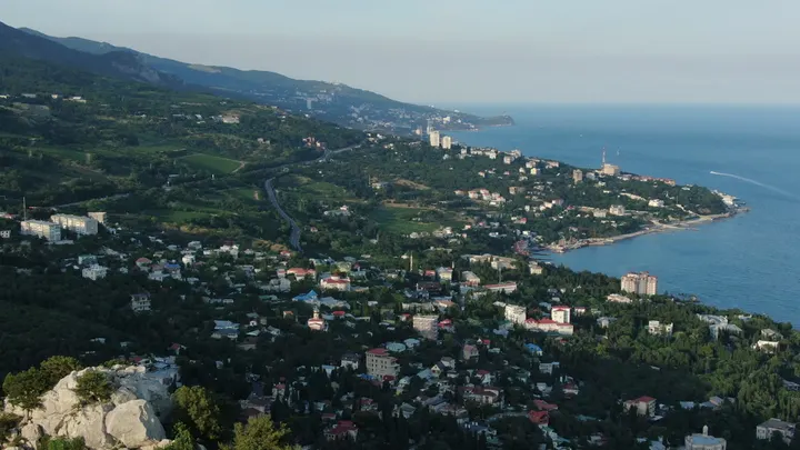 Крым: аэросъёмка Зубцы Ай-Петри и морского побережья
