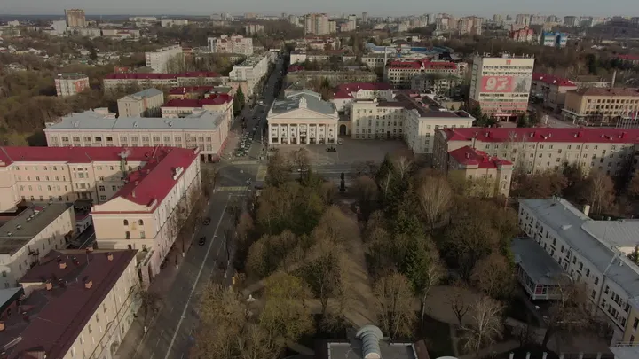Брянск: пролёт дрона к фасаду театра в центре города