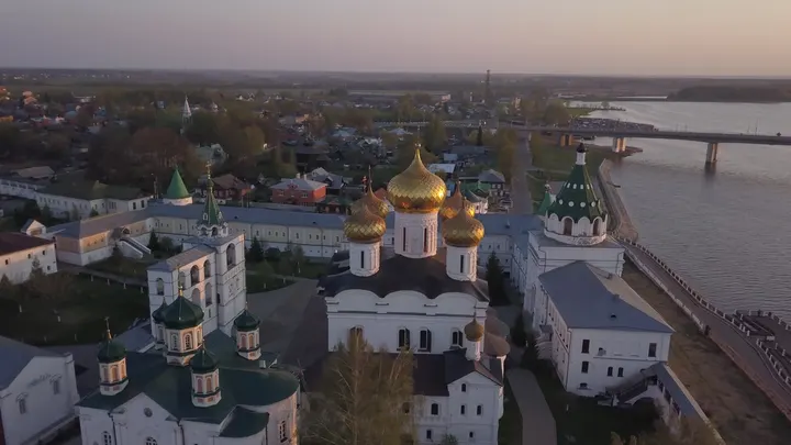 Кострома: Троицкий собор Ипатьевского монастыря над Волгой