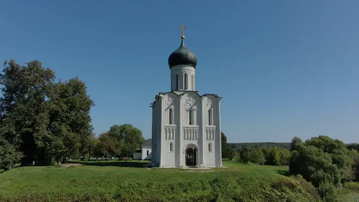 Церковь Покрова на Нерли у реки близ Владимира