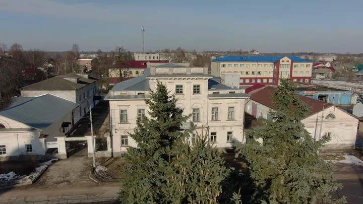 Мышкин с высоты: белое здание среди домов