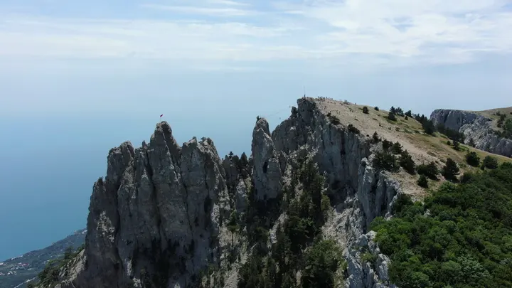 Крым, Зубцы Ай-Петри над Чёрным морем