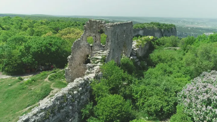 Руины крепости Мангуп-Кале в Крыму с высоты