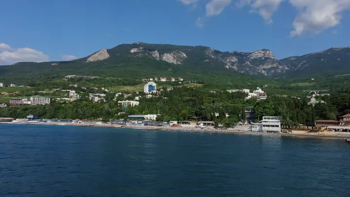 Крым: морское побережье и гора Ай-Петри с высоты