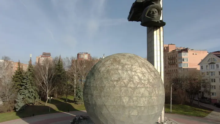 Калуга: Монумент 600-летия Калуги и панорама города