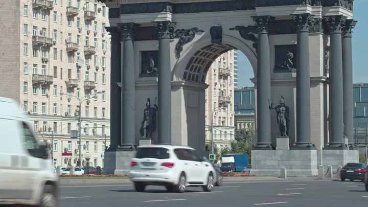 Москва: Триумфальная арка и поток автомобилей в Москве