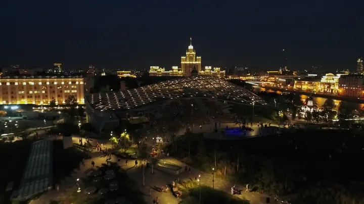 Москва: Стеклянная кора парка «Зарядье» в ночной подсветке