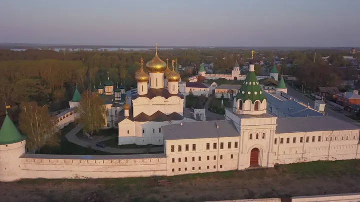 Кострома: Свято-Троицкий Ипатьевский монастырь с высоты