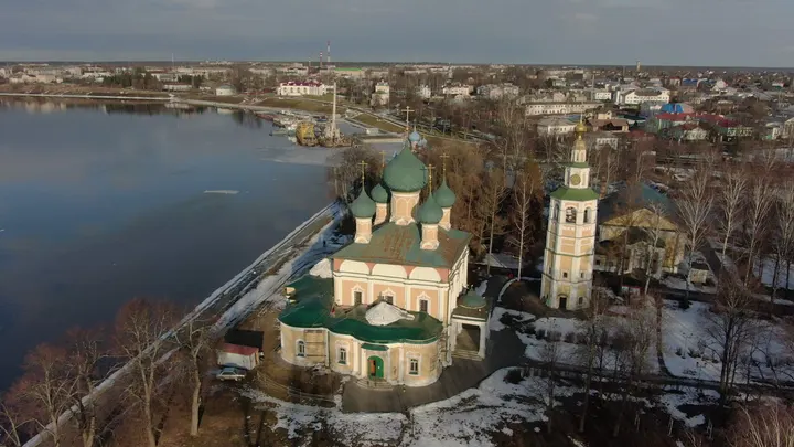Спасо-Преображенский собор у Волги в Угличе с дрона