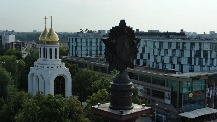 Триумфальная колонна у Храма Христа Спасителя в Калининграде