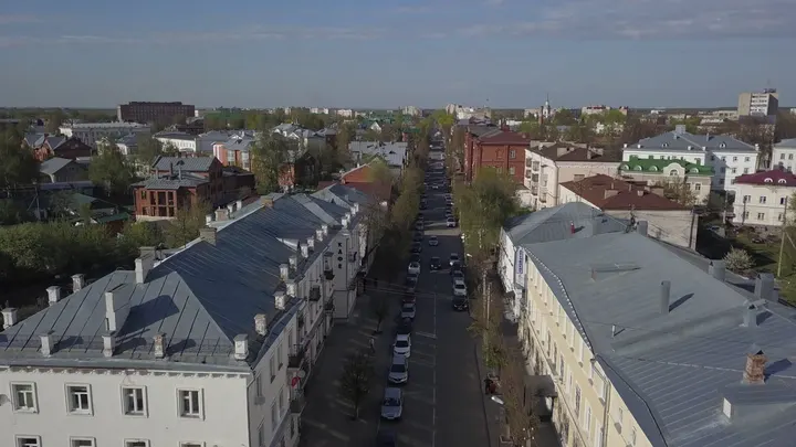 Кострома с высоты: плавный пролёт над городской улицей