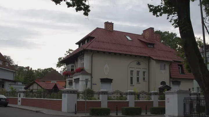 Калининград, фасад дома с красной черепичной крышей и балконами